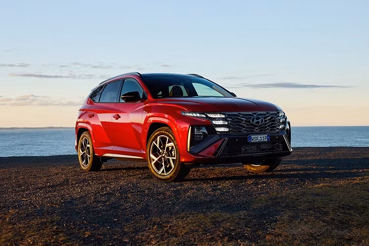 Với Hyundai Tucson 2026 nâng cấp, những thay đổi tập trung vào chi tiết ngoại thất và danh mục động cơ. Phiên bản tiêu chuẩn được trang bị mâm hợp kim 17 inch thiết kế mới, trong khi mỗi tùy chọn động cơ sẽ có thiết kế mâm riêng.