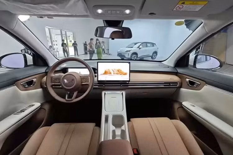 Wuling Bingo S sở hữu kích thước dài x rộng x cao lần lượt 4.265 x 1.785 x 1.600 mm và chiều dài cơ sở 2.610 mm. Trọng lượng không tải của xe dao động từ 1.250 - 1.325 kg, tùy phiên bản. Bên trong mẫu xe điện giá rẻ này là không gian nội thất được thiết kế bao quanh hành khách. Khách hàng có thể lựa chọn hai cách phối màu nội thất là trắng dịu và nâu ấm.