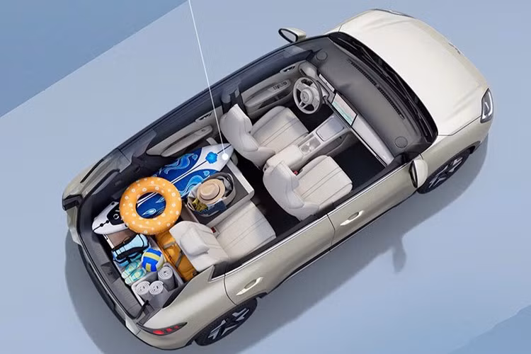 Khoang hành lý được thiết kế dạng lõm và khi gập hàng ghế sau xuống, dung tích chứa đồ được mở rộng tối đa lên tới 1.450 lít. "Trái tim" của Wuling Bingo S là mô-tơ điện đồng bộ nam châm vĩnh cửu đặt trên cầu trước.