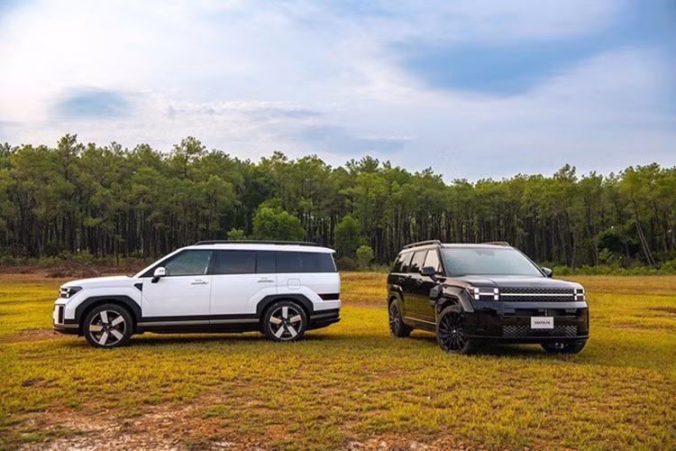 Tính năng Hyundai Digital Key 2 mới này giúp xe có thể khóa, mở khóa hoặc khởi động xe mà không cần sử dụng chìa khóa truyền thống như bản cũ.