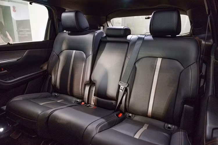 Bản tiêu chuẩn của xe được trang bị hệ truyền động hybrid e-Skyactiv D, với động cơ diesel 6 xy-lanh, dung tích 3.3L, công suất 251 mã lực và mô-men xoắn 550Nm. Hệ thống mild-hybrid M Hybrid Boost 48V của Mazda giúp đảm bảo yếu tố "xanh" cho xe. Hệ truyền động này đi cùng hộp số tự động 8 cấp và hệ dẫn động 4 bánh.