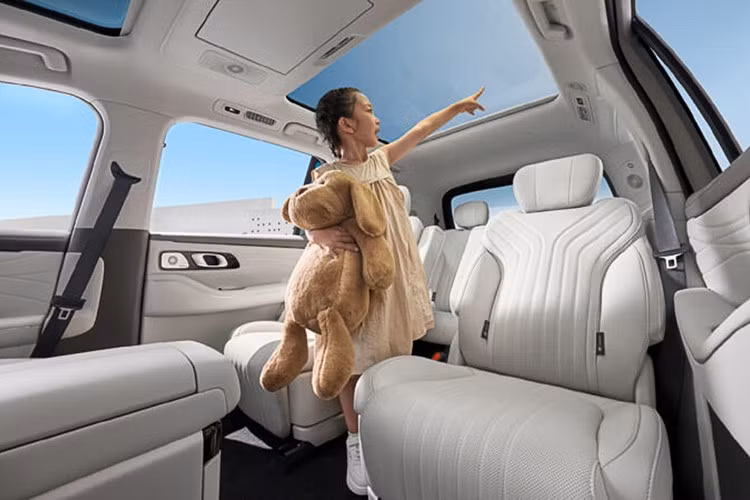 Các trang bị nổi bật gồm màn hình trung tâm 12.6 inch kết hợp HUD trên kính lái, màn hình 30 inch siêu rộng dùng chung cho tài xế và hành khách.