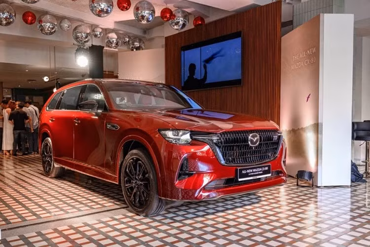 Mẫu SUV ba hàng ghế Mazda CX-80 2025 từng được trưng bày tại triển lãm KLIMS năm ngoái và chính thức ra mắt toàn cầu vào tháng 4/2024. Xe thuộc nhóm sản phẩm cao cấp của Mazda, phát triển trên nền tảng Skyactiv Multi-Solution Scalable Architecture với cấu hình động cơ đặt trước, dẫn động cầu sau.