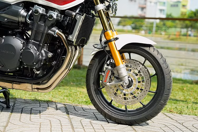 Hệ thống giảm xóccủa CB1300SF SP Final Edition với cặp phuộc Ohlins phía trước kiểu ống lồng sơn màu đồng nổi bật, trong khi phía sau sử dụng phuộc đôi tạo cảm giác vững chãi và có thể điều chỉnh các cấp độ khác nhau...