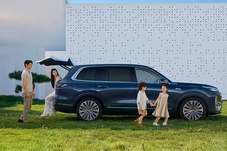 Galaxy M9 sử dụng hệ thống hybrid Geely EM-P 2.0 với động cơ xăng 1.5L tăng áp công suất 160hp kết hợp 3 mô tơ điện, cho tổng công suất 870 mã lực và momen xoắn 1.165 Nm.