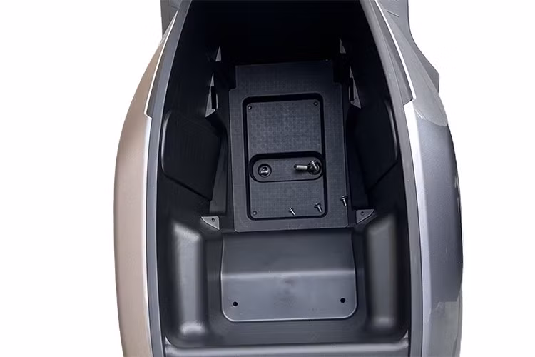 SoloEra Solo 1C được định vị là xe máy điện đô thị, hướng đến nhóm khách hàng phổ thông. Về ngoại hình, xe có kiểu dáng tương tự nhiều mẫu xe máy điện khác trên thị trường, không quá nổi bật nhưng vẫn đáp ứng nhu cầu di chuyển hằng ngày.