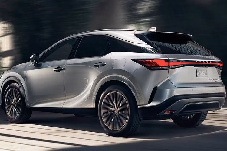 Lexus RX 450h+ Premium sở hữu nhiều trang bị đáng chú ý như: cửa hậu chỉnh điện, cửa sổ trời, mâm hợp kim 21 inch, ghế trước bọc da nhân tạo NuLuxe kèm tính năng sưởi và thông gió.