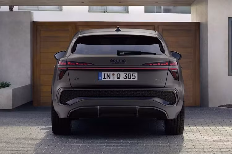 Đèn hậu toàn chiều rộng với tùy chọn đồ họa OLED kỹ thuật số, cùng cản sau thể thao với hốc hút gió giả và bộ khuếch tán lớn được kế thừa từ Q3 thông thường. Theo Audi, chiếc coupe-SUV này ngắn hơn 29mm so với Q3 thế hệ mới. Nhìn chung, cả hai mẫu xe đều trông thể thao và hiện đại hơn so với thế hệ trước.