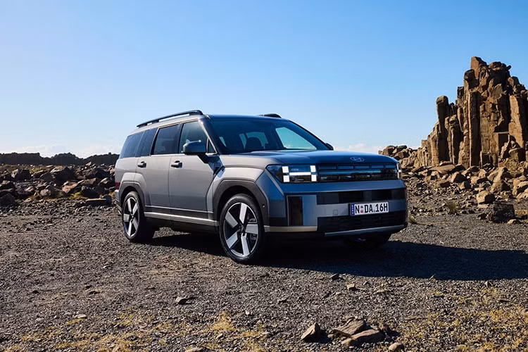 Trong khi đó, SantaFe thế hệ thứ 5 – ra mắt toàn cầu từ giữa năm 2023 – không có nhiều thay đổi lớn ngoài việc tăng giá thêm 260 USD trên toàn bộ dải sản phẩm.