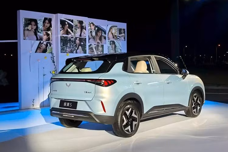 Tương tự Bingo đang bán ở Việt Nam, Wuling Bingo S cũng được áp dụng ngôn ngữ thiết kế bo tròn và mượt mà. Xe sở hữu phần đầu đóng kín, cụm đèn pha tròn và khe hút gió hình thang phía dưới. Đuôi xe đi kèm đèn phanh trên cao và cụm đèn hậu nối liền hai bên.