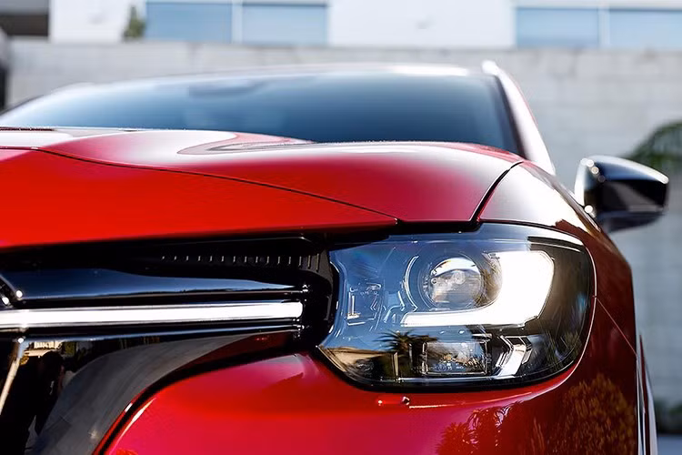 Về thiết kế, Mazda CX-80 e-Skyactiv PHEV sở hữu nhiều đường nét tương đồng với “đàn em” CX-60, bao gồm toàn bộ phần đầu xe. Tuy nhiên, chiều dài cơ sở và phần đuôi tính từ trục bánh sau tới hết cản sau dài hơn...