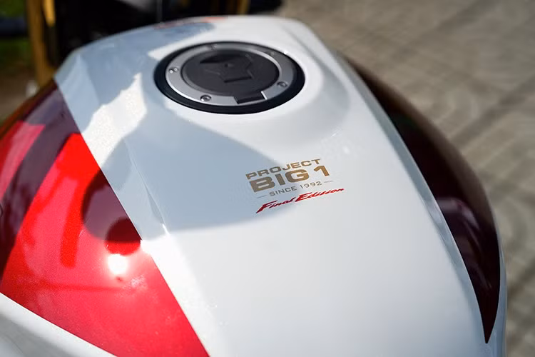 Xe có kích thước 2.200 x 795 x 1.135 mm, trục cơ sở 1.520 mm, chiều cao yên 790 mm, trọng lượng 272 kg và bình xăng dung tích 21 lít. Bên trên bình xăng còn có bộ tem "Project Big 1" kèm dòng chữ Final Edition, không chỉ cho biết đây là phiên bản cuối cùng của dự án Big 1 mà còn là bản đặc biệt.