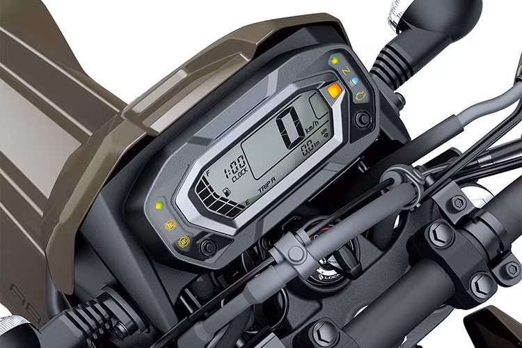 Thanh bảo vệ bên hông nhỏ gọn được lắp sẵn để bảo vệ phần lốc máy trong trường hợp té ngã. Ngoài ra, ốp bảo vệ tay lái cũng là trang bị tiêu chuẩn, giúp bảo vệ tay người lái khỏi va quệt với cây cối hay đá văng khi di chuyển trên đường mòn.