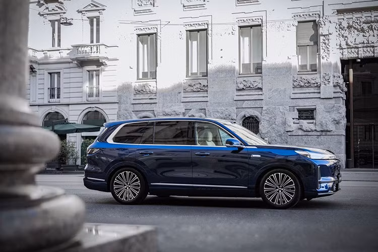 Kích thước tổng thể Dài x Rộng x Cao lần lượt 5.205 x 1.999 x 1.800 (mm), chiều dài cơ sở 3.030 mm, gần tương đương Mercedes-Benz GLS. Geely tự tin khẳng định M9 có tỷ lệ sử dụng không gian cabin tốt nhất phân khúc (88,3%).