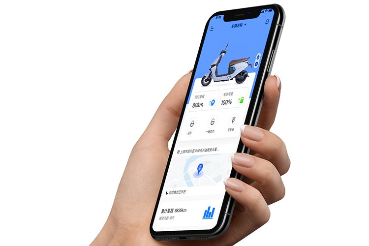 Ngoài ra, xe còn được tích hợp kết nối Bluetooth, cho phép người dùng liên kết với điện thoại thông minh để thực hiện các chức năng như khóa/mở xe, kích hoạt báo động chống trộm hay định vị phương tiện. Đây là tính năng thường thấy trên các mẫu xe điện cao cấp, nay được Blueshark mang xuống phân khúc giá rẻ.