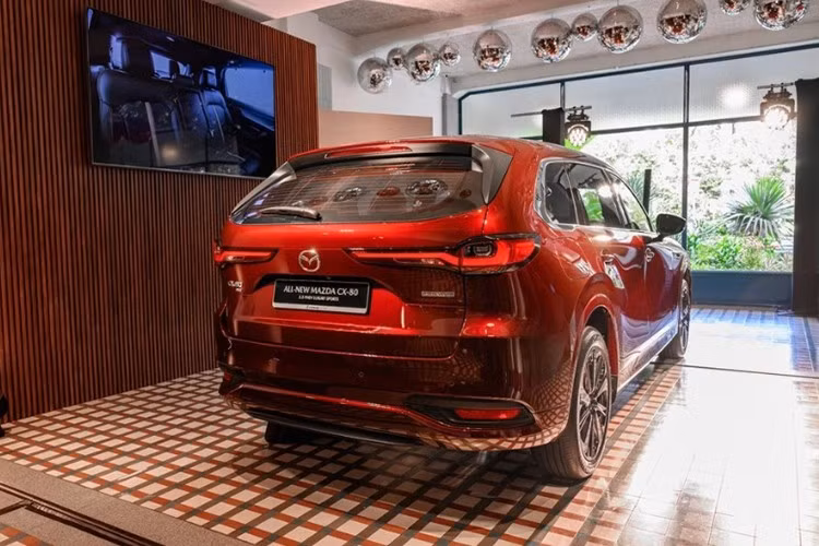 Mẫu xe SUV Mazda CX-80 có chiều dài 4.995 mm, rộng 1.890 mm, cao 1.710 mm và trục cơ sở đạt 3.120 mm. So với CX-60, xe dài hơn 250 mm, cao hơn 24 mm và đặc biệt là trục cơ sở cũng nhỉnh hơn 250 mm. Điều này giúp CX-80 rộng rãi hơn cả CX-8 và CX-9 hiện bán tại Malaysia, vốn chỉ có trục cơ sở 2.930 mm.