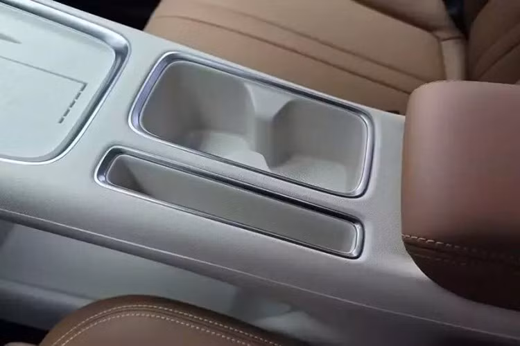 Các tiện ích khác của xe gồm ghế lái chỉnh tay 6 hướng, ghế phụ lái chỉnh tay 4 hướng, trợ lý giọng nói AI, hệ thống âm thanh 6 loa, khởi động máy không cần chìa khóa và điều khiển từ xa qua điện thoại di động.