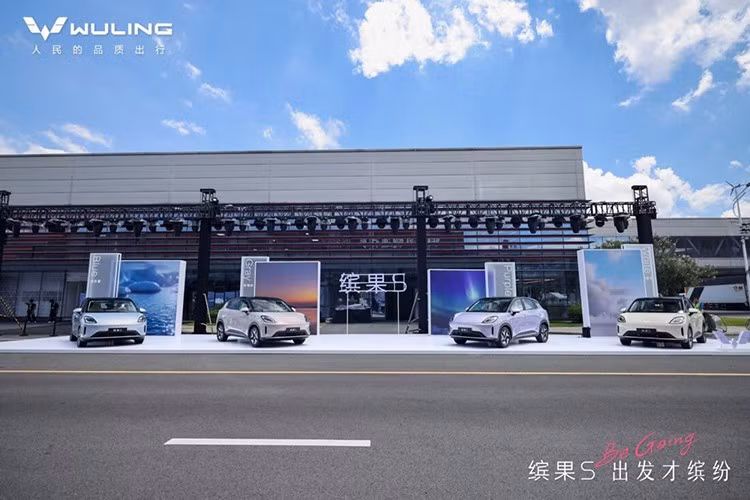 Nếu dùng sạc nhanh DC, thời gian sạc từ 30% lên 80% là 35 phút. Với sạc chậm AC, thời gian sạc từ 20% đến 100% là 9,5 giờ (bản 325 km) và 6,5 giờ (bản 430 km).