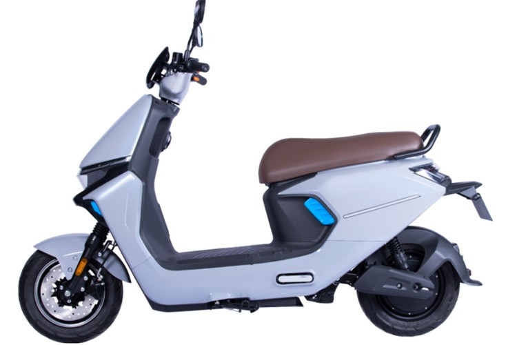 Xe máy điện Solo 1C sở hữu cặp bánh 12 inch với lốp 100/70, kết hợp hệ thống phanh đĩa CBS. Hệ thống này không chỉ giúp tăng độ an toàn khi phanh gấp mà còn mang lại cảm giác vận hành ổn định hơn cho người dùng.