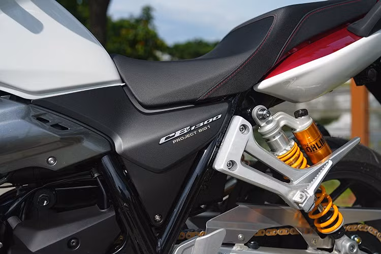 Chiếc CB1300SF SP Final Edition đầu tiên xuất hiện tại Việt Nam được phối màu trắng/đỏ, lấy cảm hứng từ mẫu CB1000SF đời 1992. Điểm mới nằm ở lớp sơn ánh kim, tem Project Big 1 cùng dòng chữ Final Edition trên bình xăng – chi tiết vừa mang tính biểu tượng vừa tạo dấu ấn riêng cho phiên bản cuối cùng.