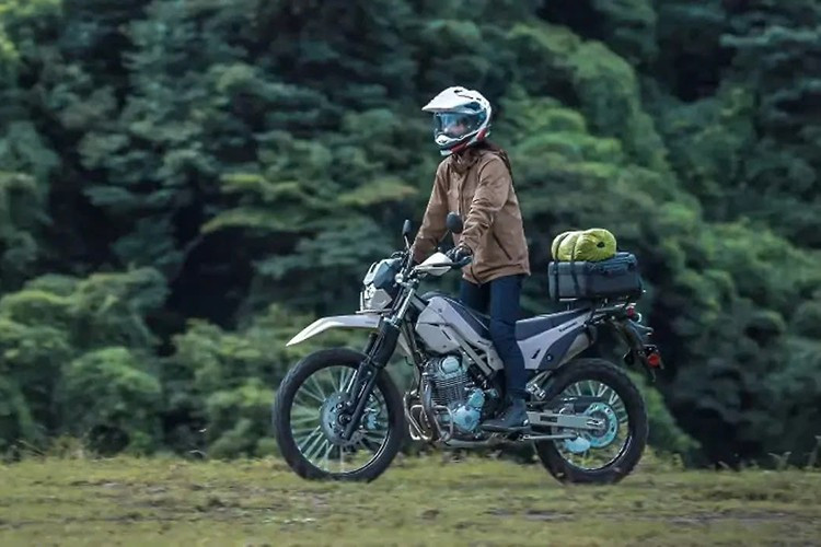 Kawasaki KLX230 DF ABS 2026 được niêm yết tại Mỹ với mức giá 5799 USD (khoảng 152,5 triệu đồng), mức giá bày cao hơn 500 USD so với phiên bản KLX230 ABS tiêu chuẩn 2025. Đây là mức giá hợp lý với những trang bị tăng cường cho off-road và touring mà xe sở hữu.