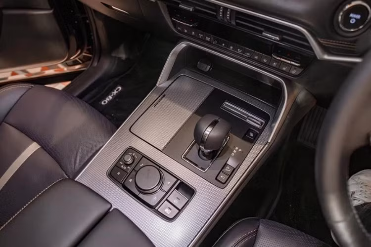 Người lái cũng có thể cài đặt 6 hồ sơ cá nhân khác nhau cho phép tùy chỉnh vị trí ngồi và góc quan sát tối ưu nhất trên CX-80, bên cạnh chức năng Entry Assist hỗ trợ việc ra vào dễ dàng.