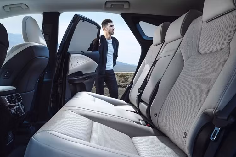 Gói thể thao này đi kèm nhiều tùy chọn màu sơn như Ultra White, Cloudburst Gray, Iridium, Incognito, Caviar, kết hợp bộ mâm 21 inch sơn đen và cùm phanh màu cam nổi bật. Nội thất được phối tông đen với đường chỉ khâu xám, tạo cảm giác mạnh mẽ và cá tính hơn.