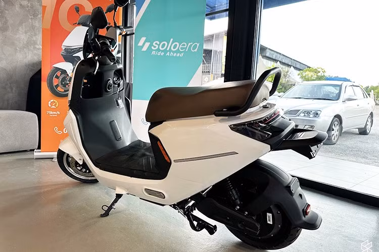 Theo đó, khách hàng được giảm trực tiếp 2.400 RM (khoảng 15 triệu đồng) so với giá gốc 2.999 RM (18,7 triệu đồng). Tuy nhiên, đi kèm là một số điều kiện bắt buộc: người mua phải là công dân Malaysia từ 18 tuổi trở lên, có bằng lái xe máy hạng B2 hợp lệ và đồng ý với hợp đồng thuê pin trong 5 năm.