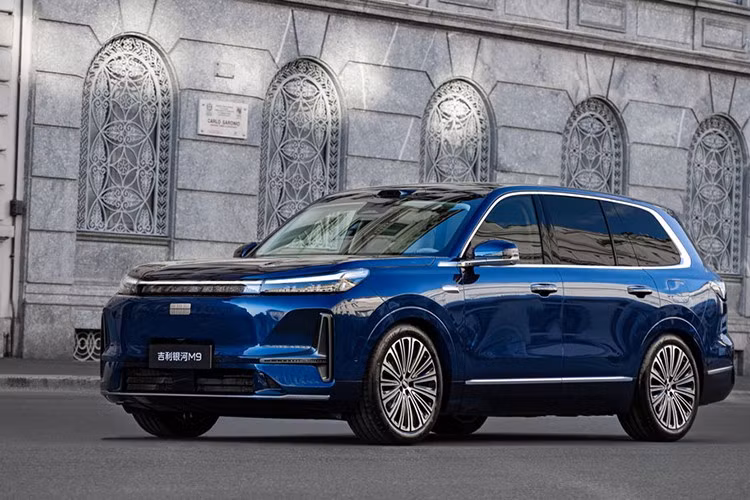 Geely chính thức mở đặt hàng trước mẫu SUV hybrid cắm sạc (PHEV) cỡ lớn Galaxy M9 2025 mới tại thị trường quê nhà Trung Quốc với giá khởi điểm cho phiên bản dẫn động 1 cầu dao động từ 193.800 - 236.800 nhân dân tệ (khoảng 710-869 triệu đồng). Phiên bản dẫn động 2 cầu sẽ có giá 258.800 nhân dân tệ (tương đương 870 triệu đồng).