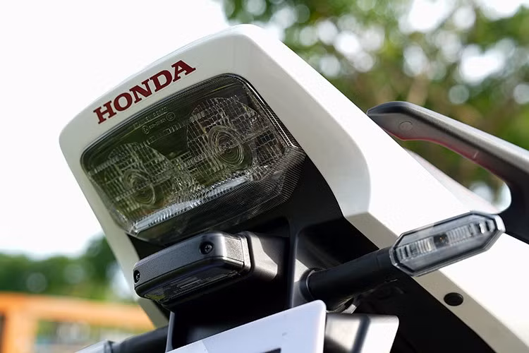Một số chi tiết trên Honda CB1300SF SP Final Edition còn tạo sự khác biệt về độ hoàn thiện cơ khí cũng như cách phối màu. Trong đó, tay đòn (swingarm) và chảng ba (top triple) chế tác tinh xảo, độ hoàn thiện cao kết hợp màu sơn bạc tạo điểm nhấn sang trọng...