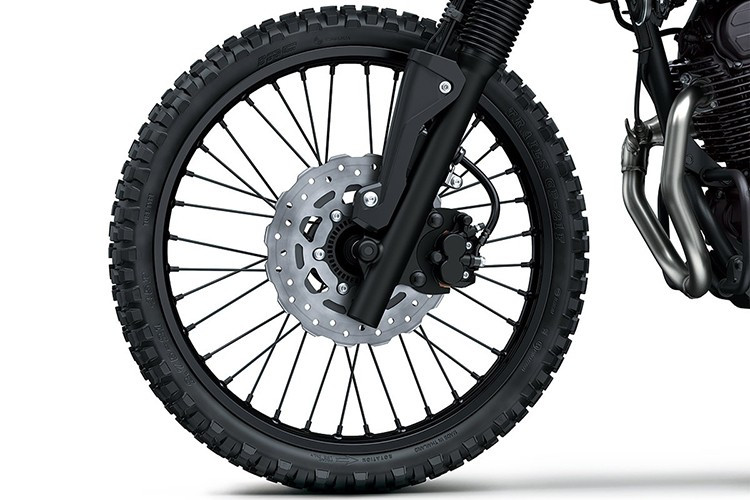 Những trang bị giúp xe hấp thụ chấn động tốt khi di chuyển trên địa hình gồ ghề. Xe sử dụng lốp địa hình IRC Trails chuyên dụng, với kích thước 21 inch phía trước và 18 inch phía sau, cho độ bám tốt trên nhiều loại bề mặt.