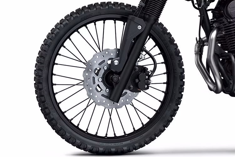 Những trang bị giúp xe hấp thụ chấn động tốt khi di chuyển trên địa hình gồ ghề. Xe sử dụng lốp địa hình IRC Trails chuyên dụng, với kích thước 21 inch phía trước và 18 inch phía sau, cho độ bám tốt trên nhiều loại bề mặt.