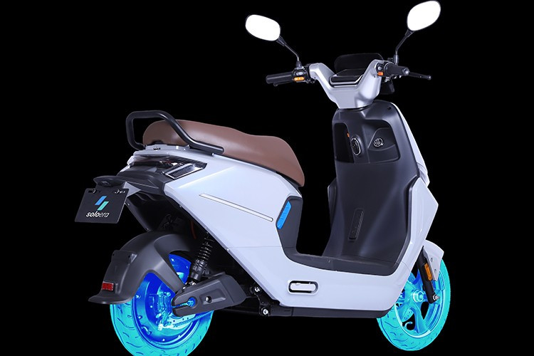 Cung cấp sức mạnh cho xe là động cơ có công suất 2,6 mã lực cho tốc độ tối đa 75 km/h, phạm vi hoạt động 101 km theo chuẩn NEDC. Xe có 4 chế độ lái gồm 3 mức tốc độ tiến và một số lùi, đồng thời có khả năng leo dốc tới 16 độ.