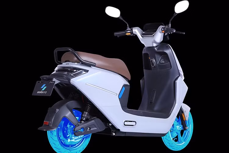 Cung cấp sức mạnh cho xe là động cơ có công suất 2,6 mã lực cho tốc độ tối đa 75 km/h, phạm vi hoạt động 101 km theo chuẩn NEDC. Xe có 4 chế độ lái gồm 3 mức tốc độ tiến và một số lùi, đồng thời có khả năng leo dốc tới 16 độ.