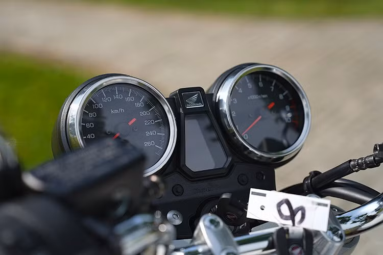 Cụm đồng hồ kép của xe khá đẹp mắt, hiển thị thông tin vận hành, cảnh báo… Những thay thay đổi, điều chỉnh này giúp Honda CB1300SF SP Final Edition tạo ra nét độc đáo, khác biệt nhưng vẫn giữ lại phong cách cổ điển, thiết kế truyền thống của dòng Honda CB trứ danh.