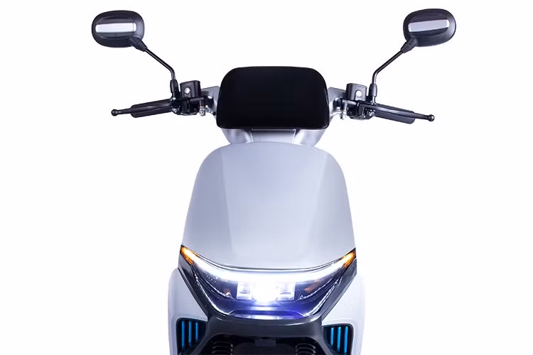 Điểm đáng chú ý trên Solo 1C là bộ pin LFP 70,4V 28 Ah có thể tháo rời, cho phép người dùng dễ dàng mang pin vào nhà để sạc. Thời gian sạc đầy bằng nguồn điện gia dụng khoảng 4 giờ. Theo công bố của hãng, pin cho phép xe đạt quãng đường tối đa 101 km theo tiêu chuẩn NEDC.