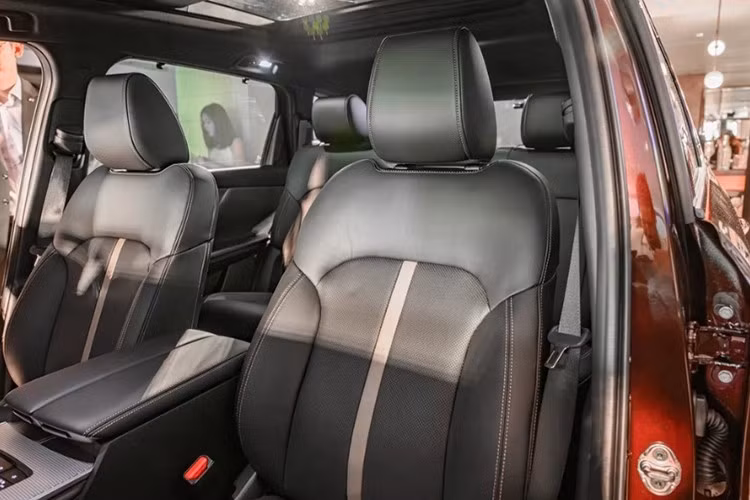 Hàng ghế thứ ba có thể gập phẳng hoàn toàn, mở rộng diện tích khoang chở hàng khi không sử dụng. Xe được trang bị bảng đồng hồ taplo kỹ thuật số 12.3 inch, màn hình trung tâm cảm ứng 12.3 inch, hỗ trợ kết nối Apple Carplay và Android Auto không dây và màn hình HUD.