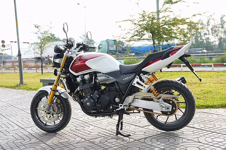 Honda CB1300SF SP Final Edition là mẫu naked-bike đặc biệt, đánh dấu sự kết thúc của dòng CB1300 sau hơn ba thập kỷ hiện diện. Đây là một trong bốn phiên bản Final Edition được hãng xe Nhật Bản giới thiệu hồi tháng 2/2024, gồm: CB1300 Super Four (CB1300SF), CB1300 Super Bol d’Or cùng hai biến thể cao cấp SP.