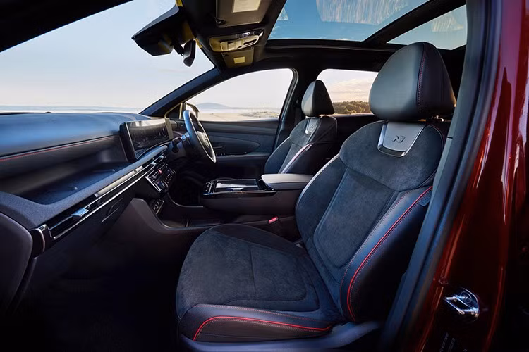 Động cơ 2.0 MPi trên Tucson 2026 tại thị trường Úc vẫn là lựa chọn xăng thuần duy nhất, còn động cơ 1.6 T-GDi bị loại bỏ. Tucson mới có ba phiên bản, với gói trang bị thể thao N Line chỉ áp dụng cho bản Elite và Premium.