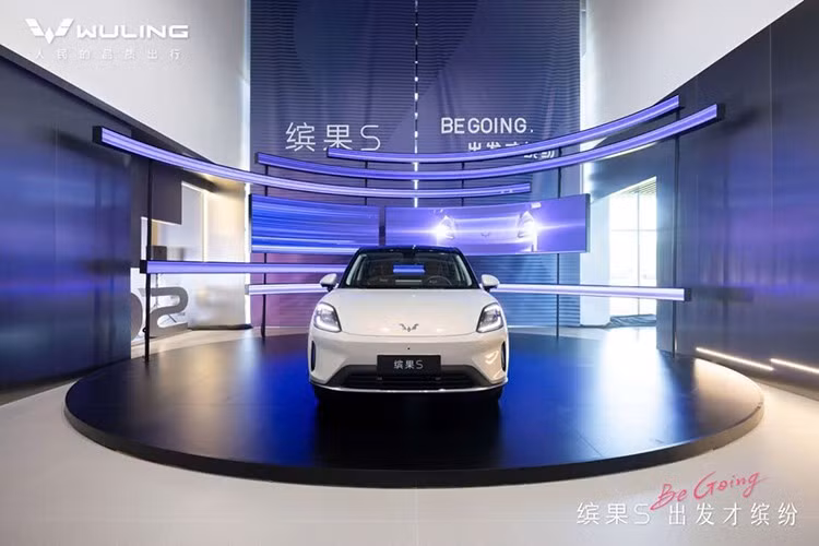 Tuy là ôtô điện nhưng Wuling Bingo S vẫn dùng tay nắm cửa thông thường. Bên cạnh đó là các cột sơn màu đen, mang đến hiệu ứng nóc lơ lửng cho xe, và mâm hợp kim 16 inch. Khi mua mẫu xe này, khách hàng Trung Quốc có thể lựa chọn 4 màu ngoại thất là xám, xanh, tím và trắng. Mâm 18 inch là trang bị tùy chọn của xe.