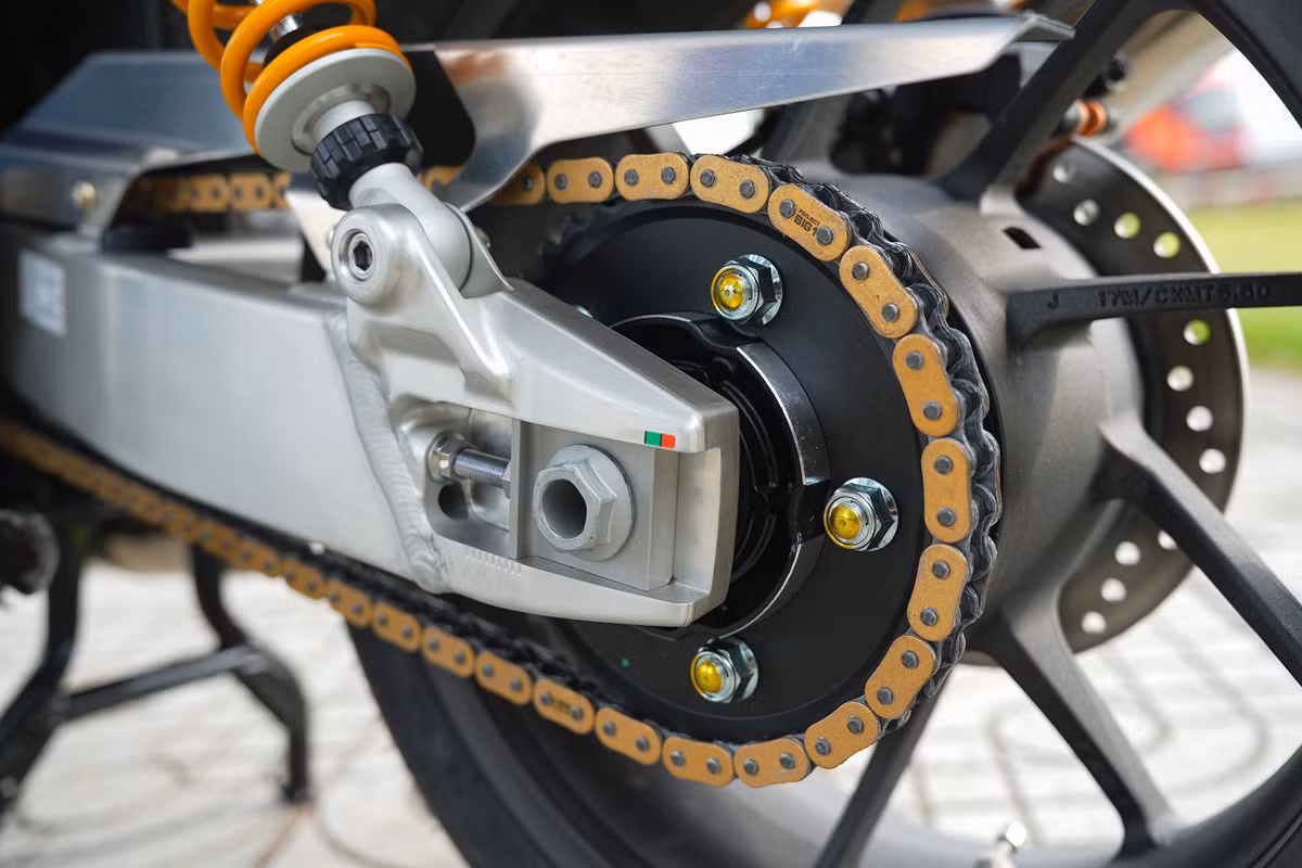 Ngoài ra, Honda còn trang bị cho CB1300SF SP Final Edition hệ thống phanh Brembo gồm phanh đĩa đôi trên bánh trước có lồng phanh màu vàng, tích hợp hệ thống chống bó cứng phanh ABS. Bánh sau dùng phanh đĩa đơn.