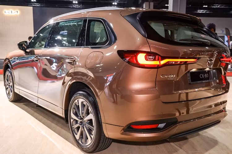 Khi mua mẫu xe này, khách hàng có thể chọn các màu sơn ngoại thất như đen Jet Black, vàng Platinum Quartz, xanh dương Deep Crystal Blue, nâu Melting Copper, đỏ Soul Red Crystal, xám Machine Gray, trắng Rhodium White và đỏ Artisan Red.