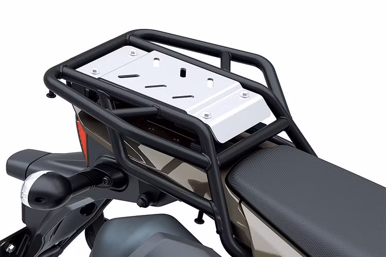 Về phần khung gầm, KLX230 DF được trang bị phuộc trước 37mm với hành trình 200mm và giảm xóc sau có hỗ trợ liên kết, có thể điều chỉnh tải trước với hành trình 223 mm.