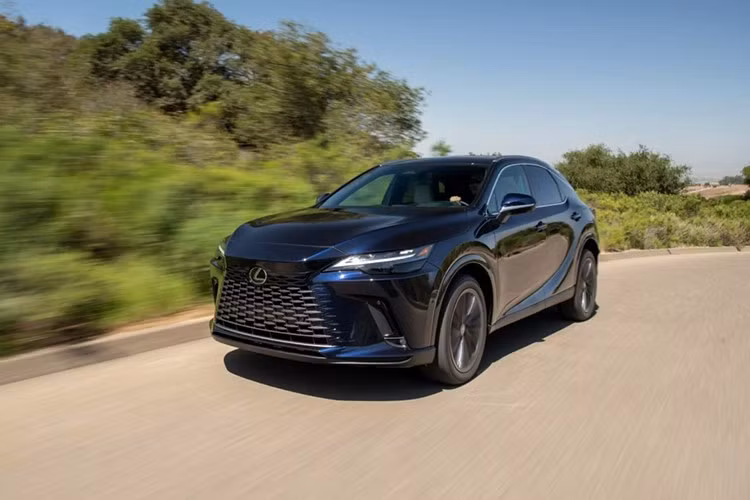 Hai bản RX 350h hybrid và RX 500h được trang bị hệ truyền động hybrid với sự kết hợp của động cơ xăng với mô tơ điện cho tổng công suất của hai bản lần lượt là 246 mã lực, mô-men xoắn 316 Nm và 366 mã lực, 550 Nm.