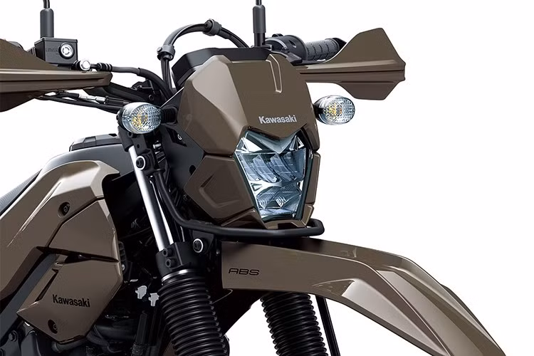 Điểm khác biệt lớn nhất giữa KLX230 DF và phiên bản tiêu chuẩn nằm ở hệ thống trang bị hỗ trợ off-road. Xe được trang bị ốp gầm bảo vệ động cơ màu đen chắc chắn, giúp chống va đập từ bên dưới.