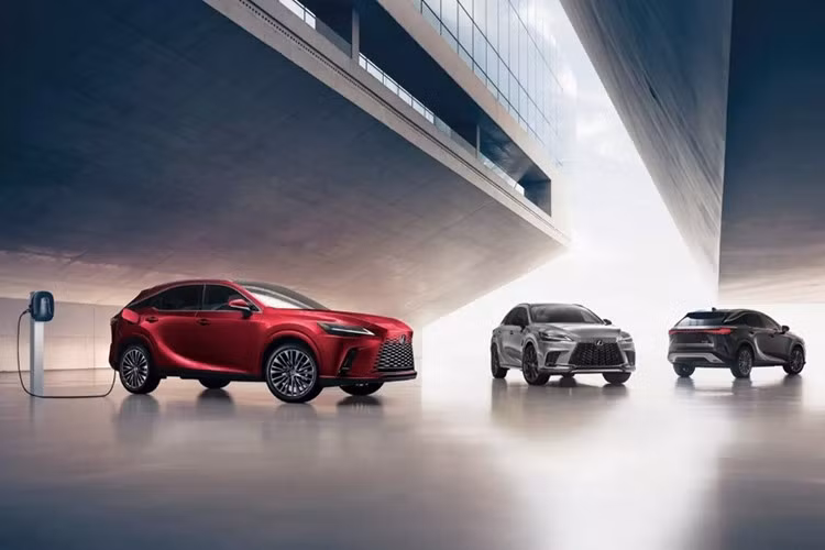 Lexus vừa chính thức giới thiệu phiên bản nâng cấp của dòng RX với một số thay đổi nhẹ nhưng đáng chú ý. Điểm nhấn lớn nhất là sự xuất hiện của phiên bản RX 450h+ Premium – một mẫu plug-in hybrid mới có giá khởi điểm từ 66.680 USD (khoảng 1,75 tỷ đồng).