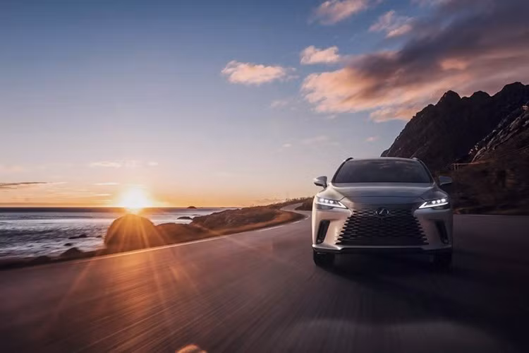 Bên trong mẫu xe crossover hạng sang này được trang bị khá "xịn mịn" với vô lăng sưởi, đồng hồ kỹ thuật số 12,3 inch, màn hình trung tâm 14 inch và hệ thống âm thanh 12 loa.