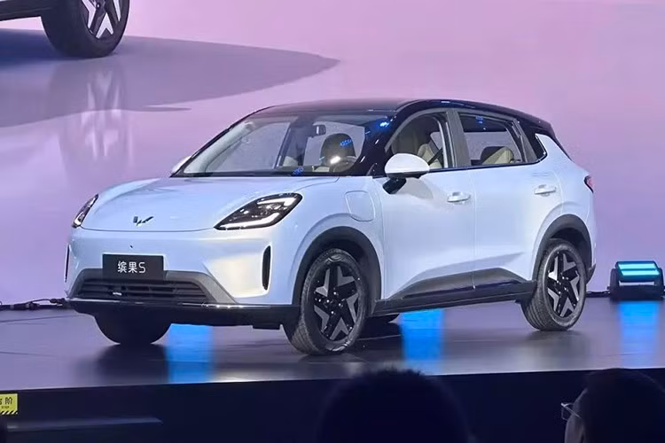 Ngày 24/8/2025 vừa qua, liên doanh SAIC-GM-Wuling đã chính thức mở bán trước mẫu SUV điện cỡ nhỏ Wuling Bingo S tại thị trường Trung Quốc. Mẫu xe này có 4 bản trang bị và giá mở bán từ 68.800 - 81.800 Nhân dân tệ (khoảng 241 - 286 triệu đồng).