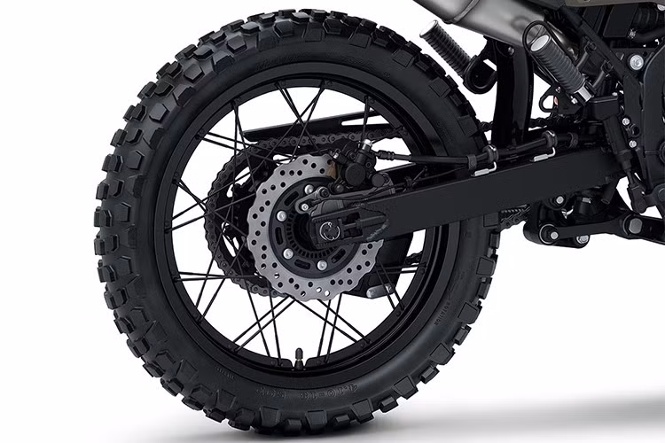 Hệ thống phanh đĩa dạng cánh hoa mang lại khả năng tản nhiệt tốt: đĩa trước 265mm với heo phanh 2 piston, đĩa sau 220mm với 1 piston. Đặc biệt, xe được trang bị ABS hai kênh tiêu chuẩn, hỗ trợ an toàn khi phanh gấp, đồng thời có thể vô hiệu hóa nếu cần thiết để tối đa trải nghiệm off-road.