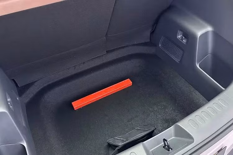 Không chỉ tiện nghi, nội thất còn thực dụng với 25 ngăn chứa đồ rải rác khắp nơi. Thêm vào đó là móc treo tiện dụng và hộc chứa đồ gắn liền với tay nắm cửa, giúp sắp xếp gọn gàng các vật dụng nhỏ hàng ngày.